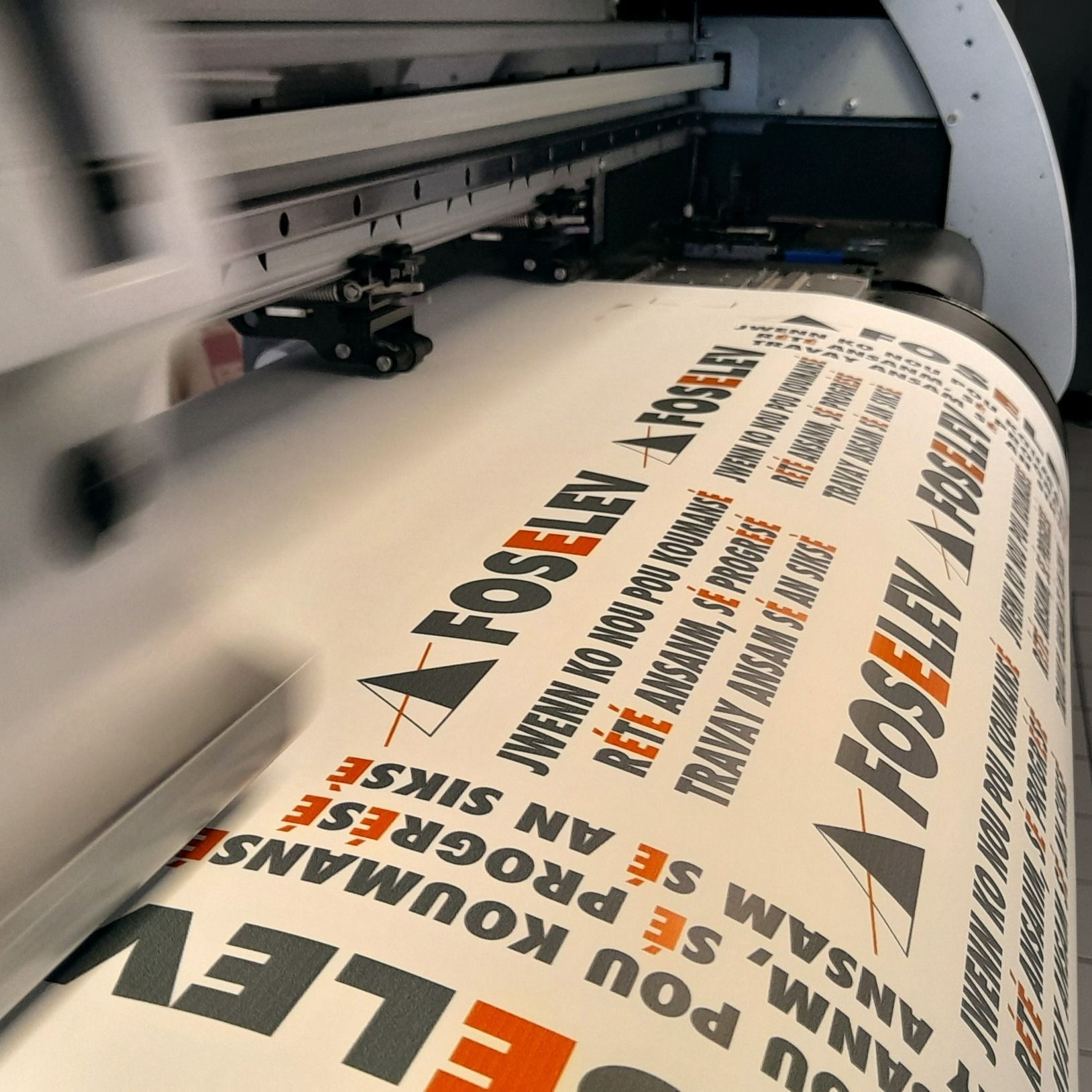 Imprimante grand format imprimant un rouleau de papier.