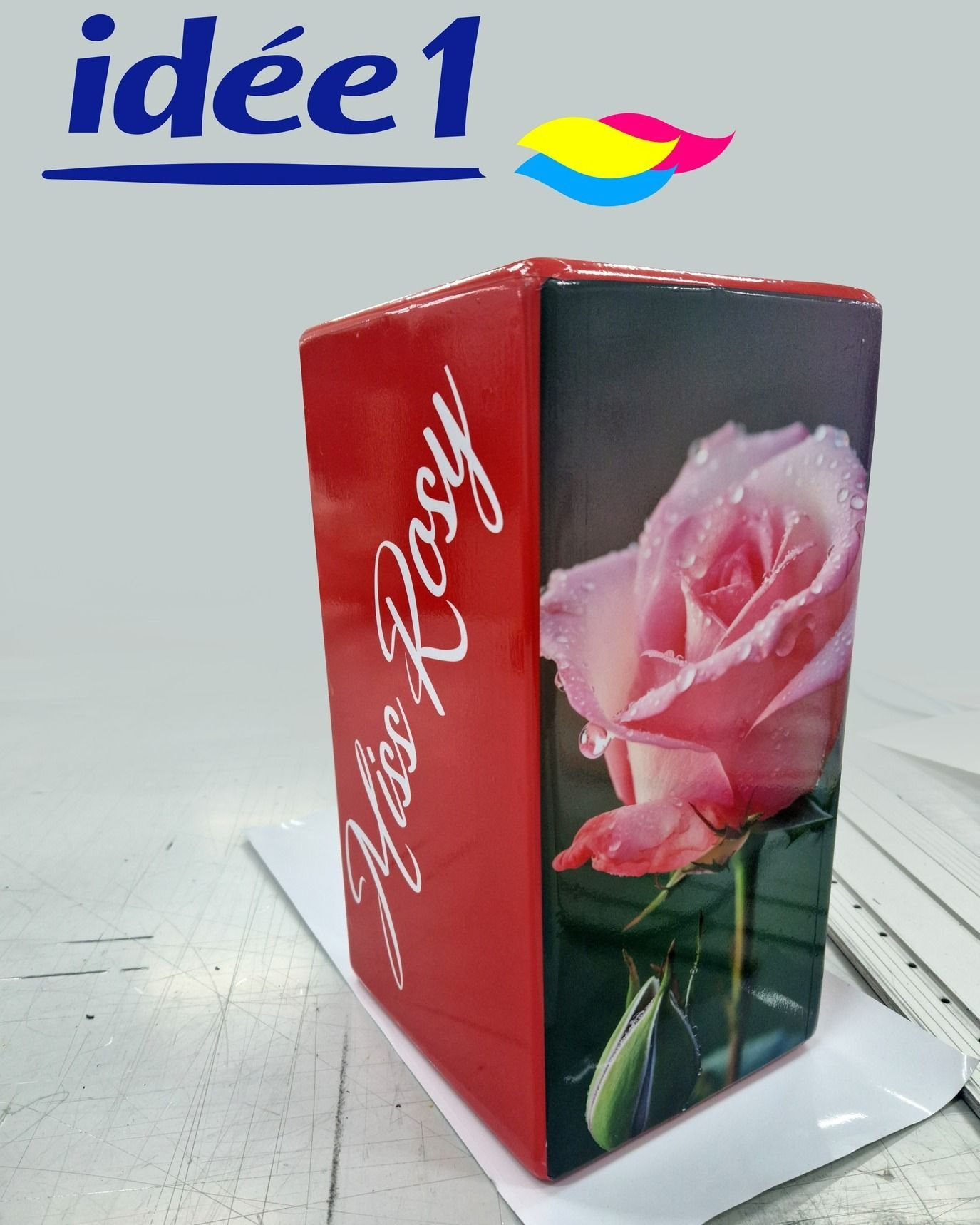 Boîte rouge à motifs floraux.