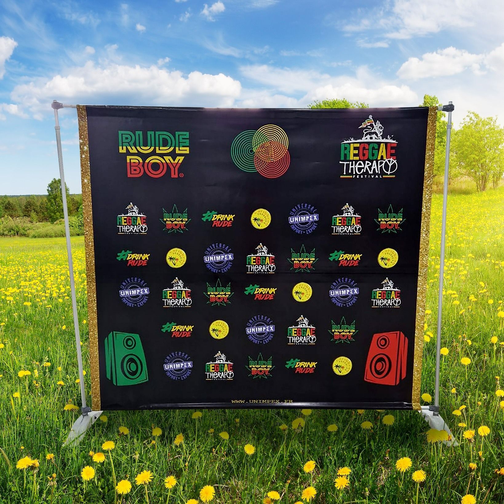 Bannière noire ornée de logos.