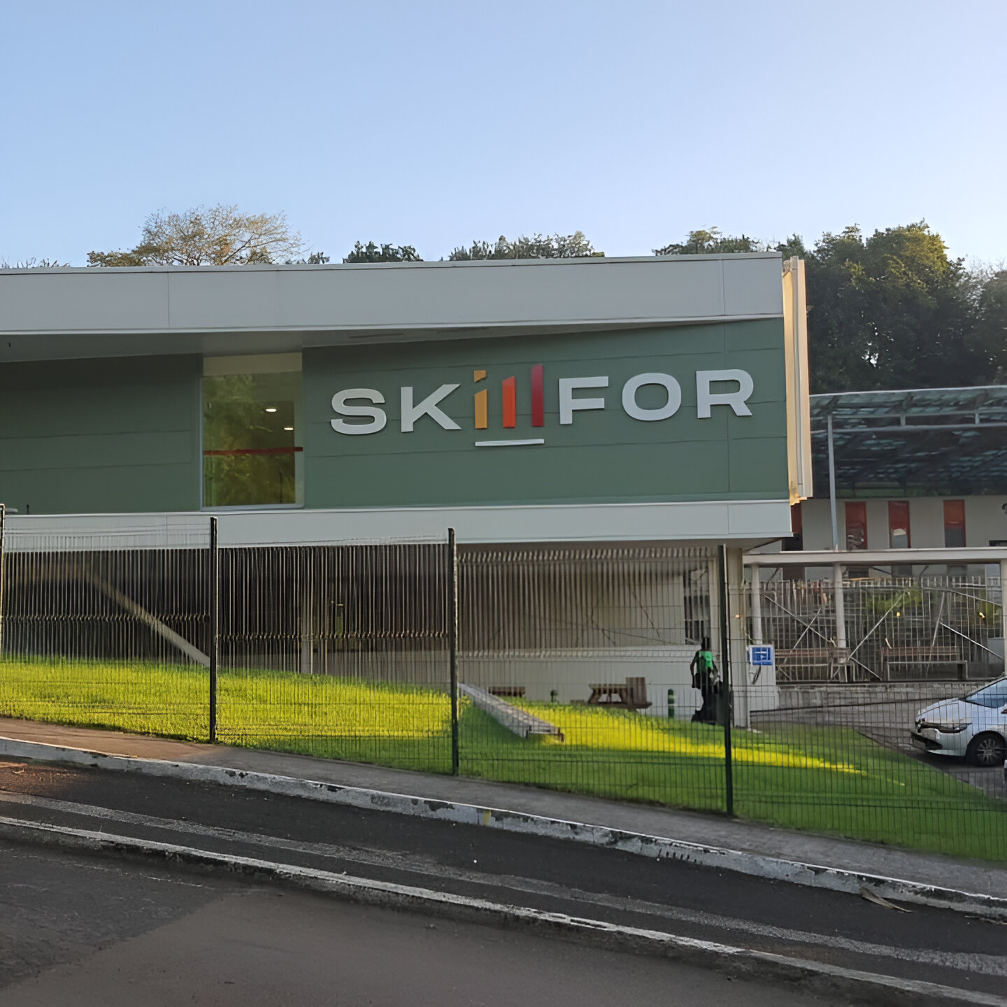 Bâtiment avec enseigne SKILLFOR.