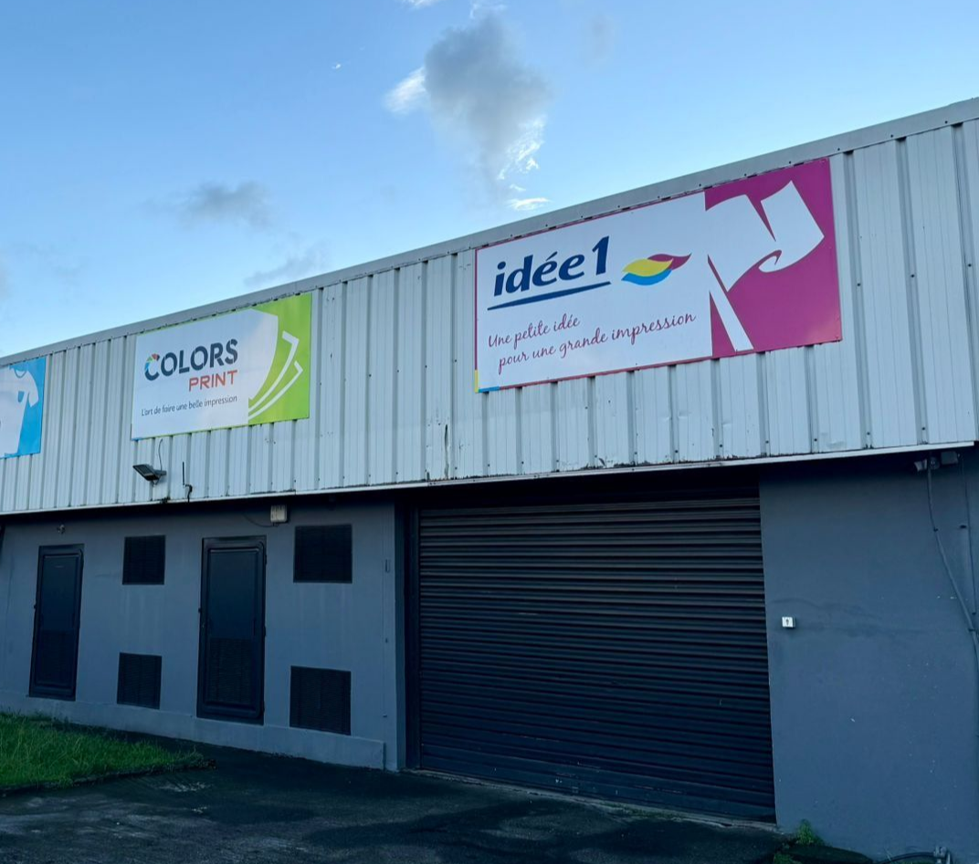 Extérieur d'un bâtiment portant les enseignes d'entreprises.