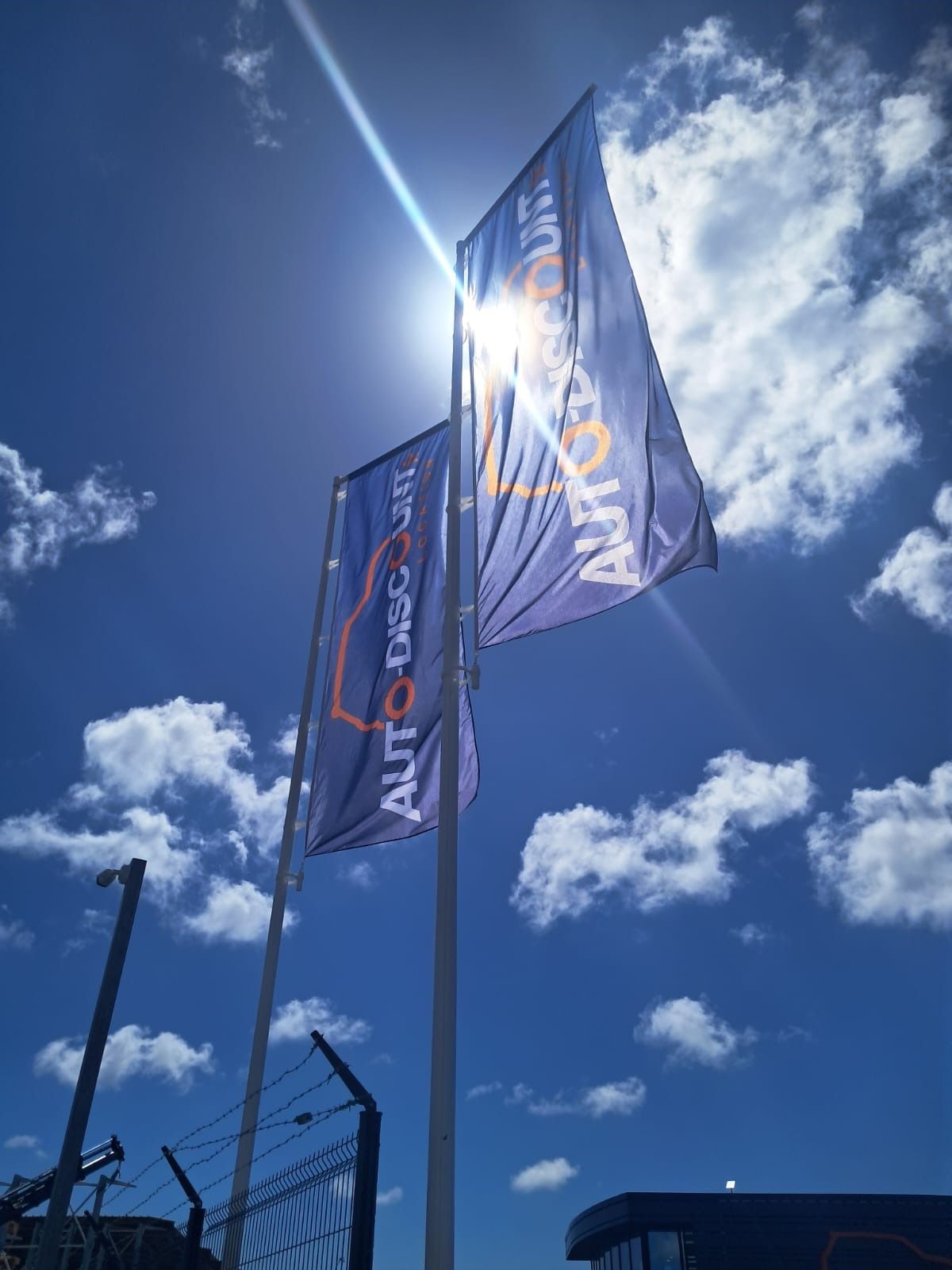 Un décor représentant une grille de logos.