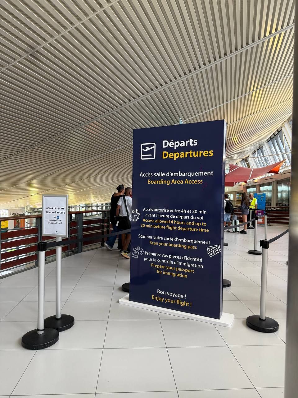 Panneau d'affichage départs dans un aéroport.