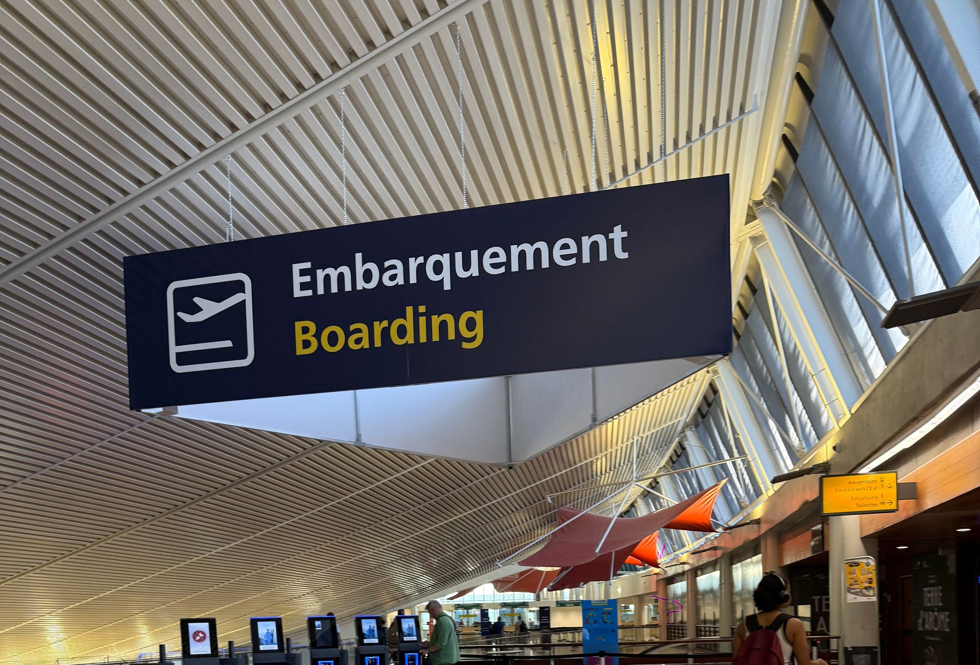 Un panneau d'aéroport.