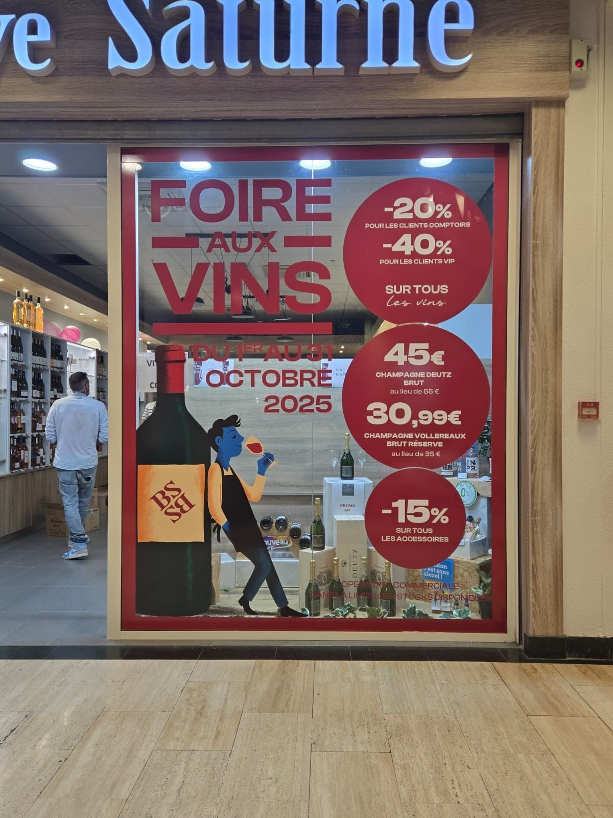 Vitrine d'un magasin avec une mention Foire aux vins.