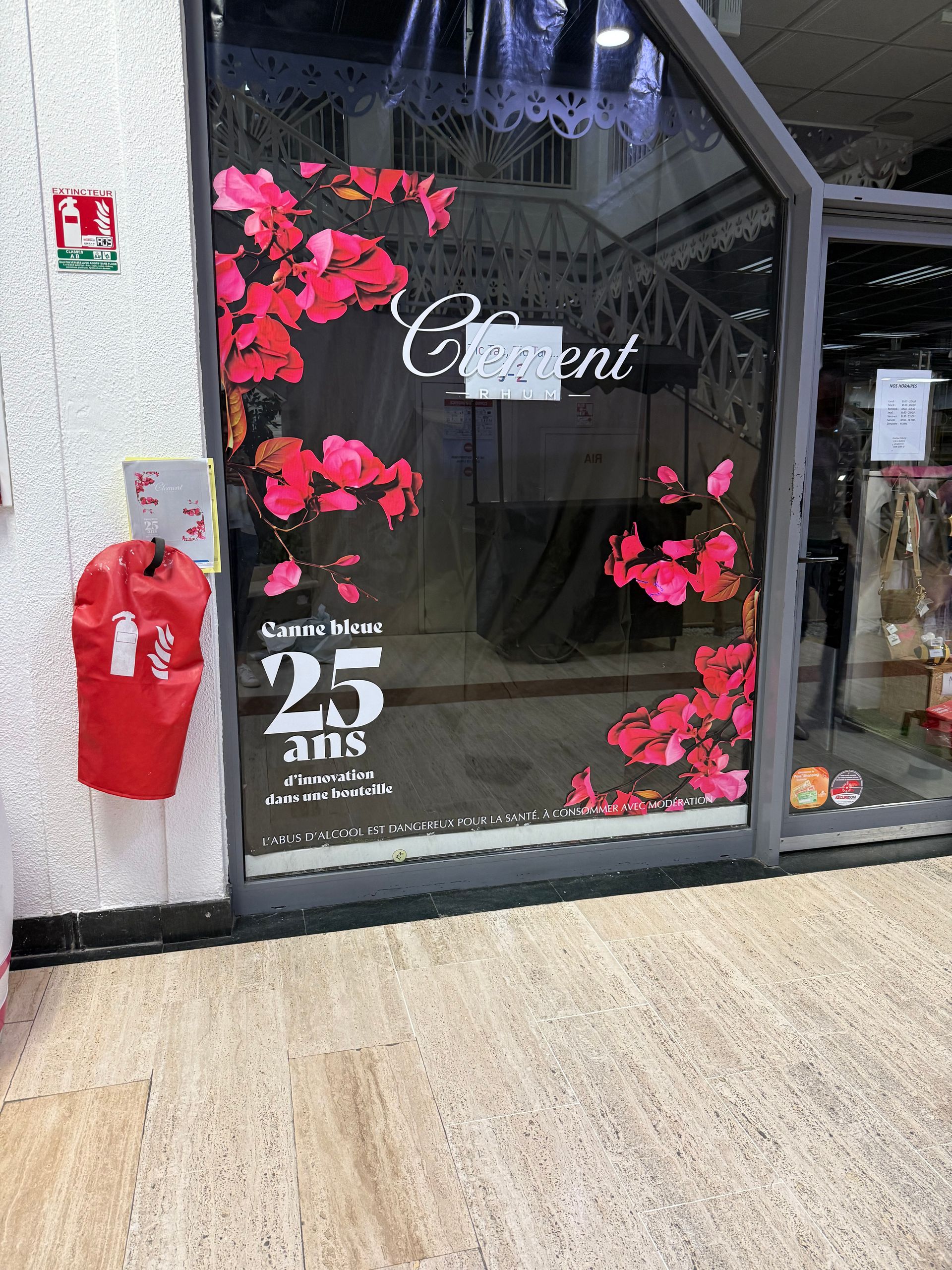 Vitrine ornée de fleurs célébrant 25 ans d'existence.