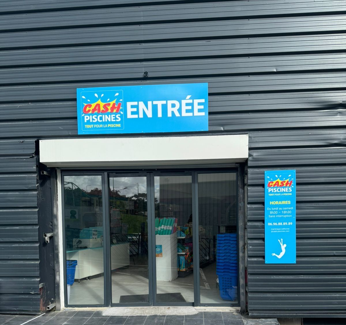 Entrée d'un magasin Cash Piscines.