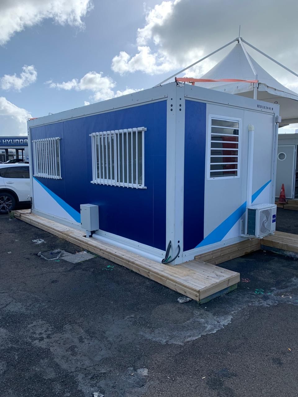 Bureau portable bleu et blanc avec fenêtres.