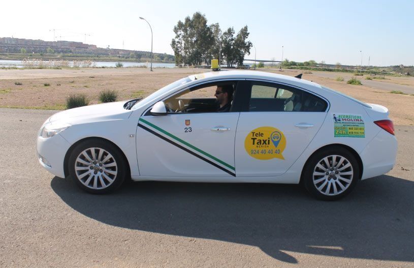 Taxi blanco con el logo