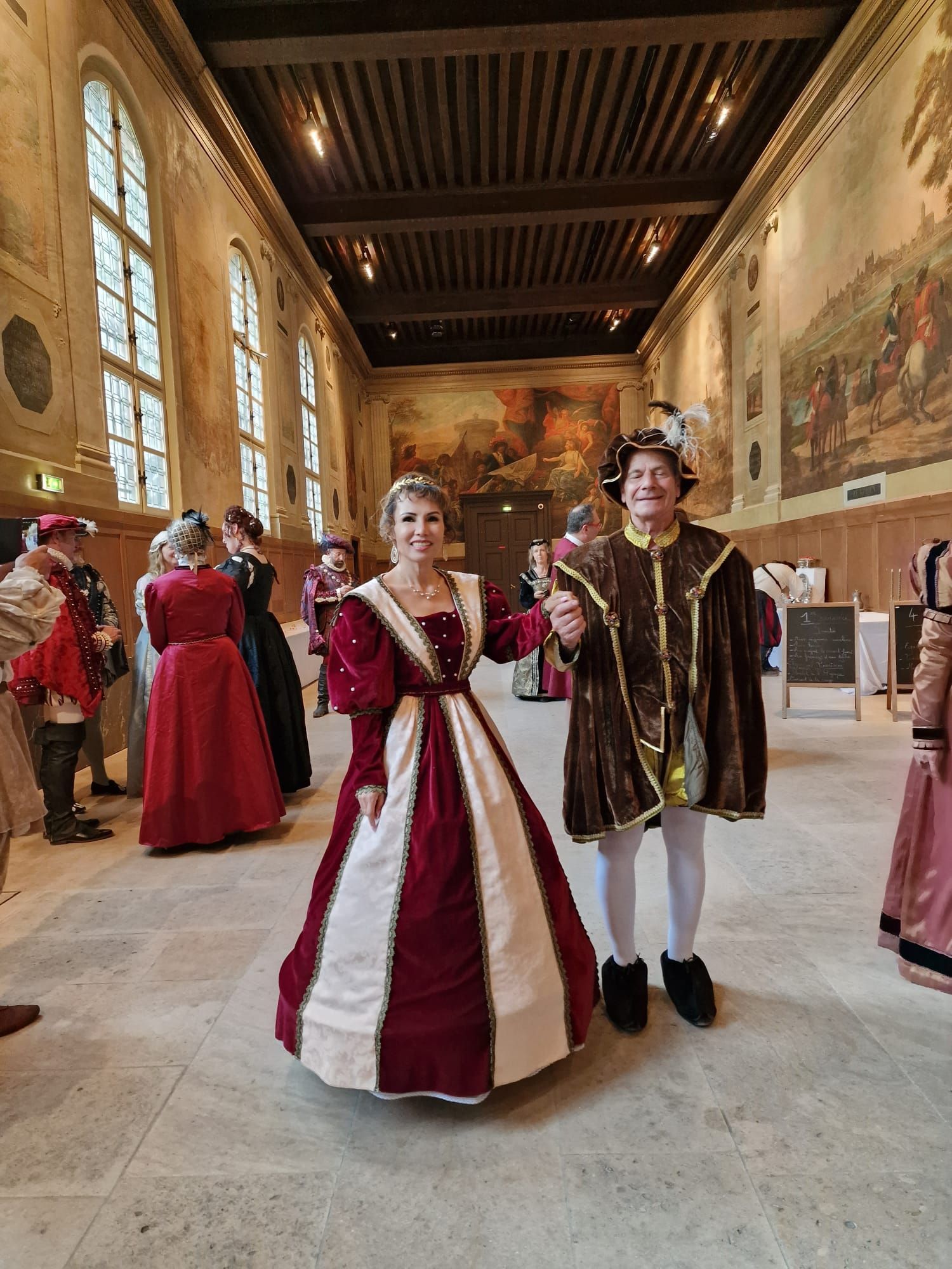 Une femme avec une robe d'époque et un homme avec un costume d'époque
