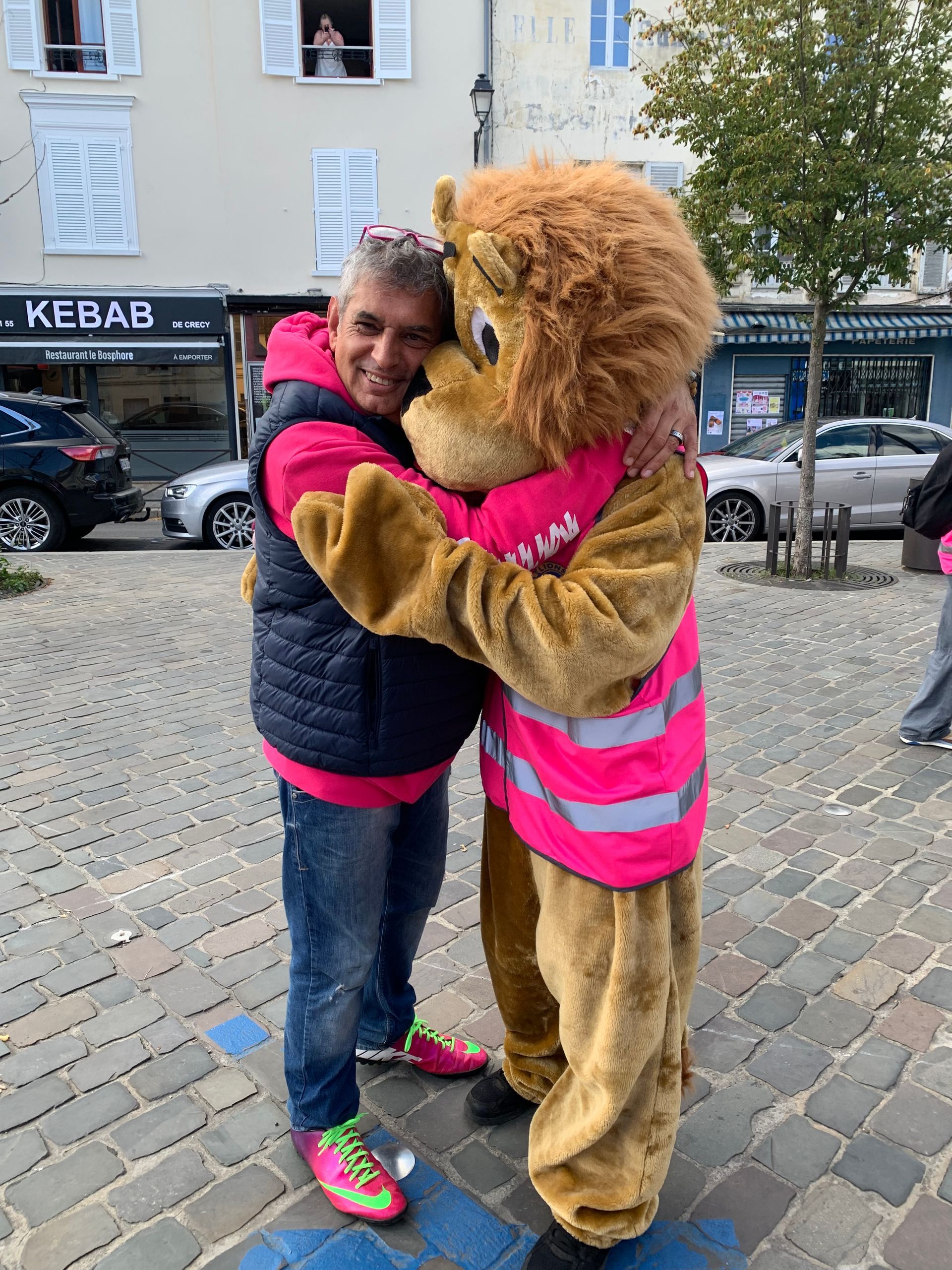Deux personnes qui se font un câlin