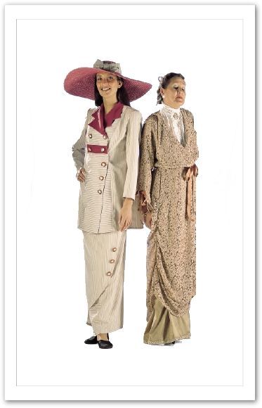 Deux femmes qui portent un déguisements