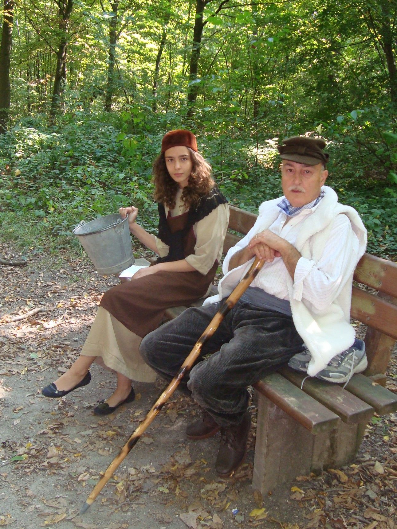 Deux personnes asisses sur un banc