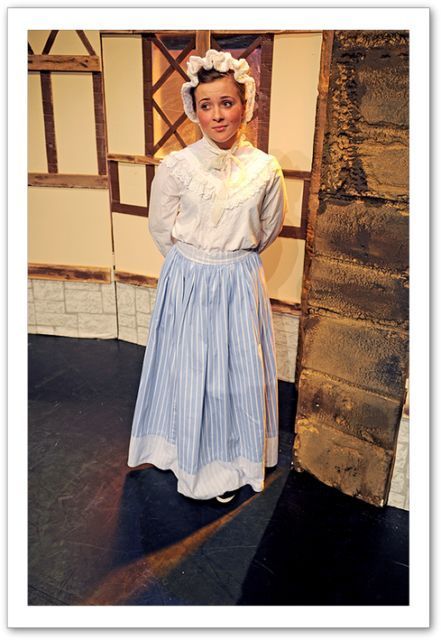 Une femme avec une robe d'époque