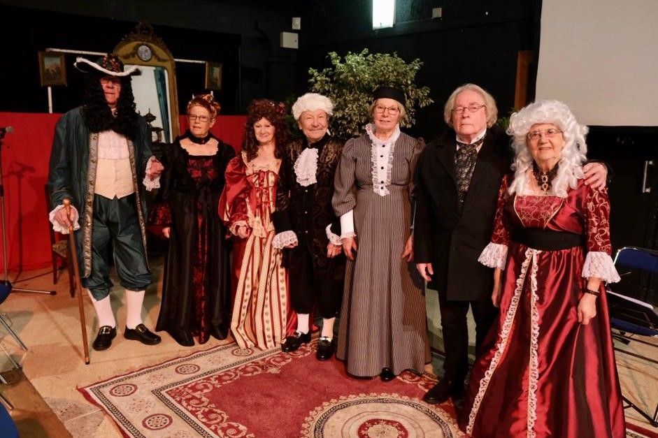 Des personnes avec des costumes d'époque