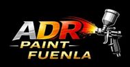 Logotipo de ADR Paint Fuelna con pistola pulverizadora plateada y efecto de llama rojo-anaranjada sobre fondo negro.