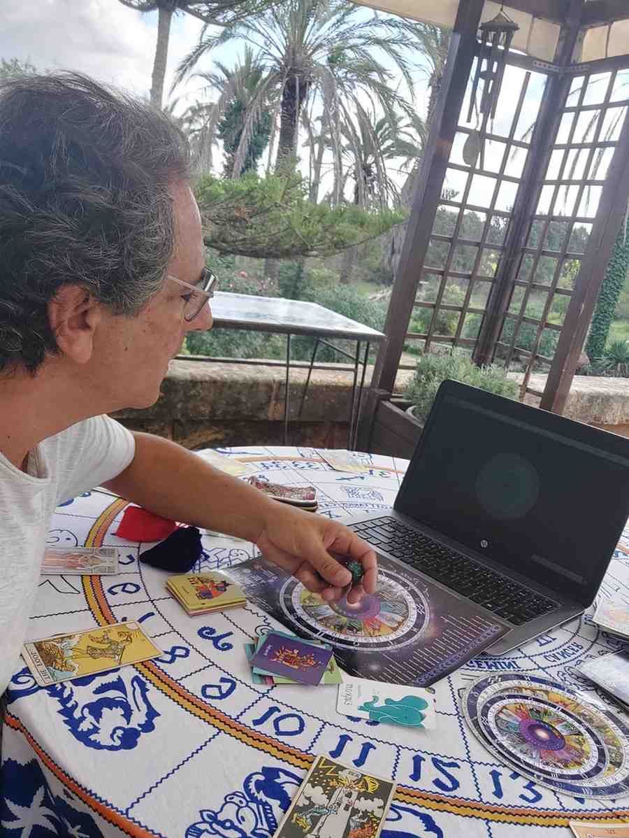 Icono de marcador de posición gris claro con un sol y montañas sobre fondo blanco