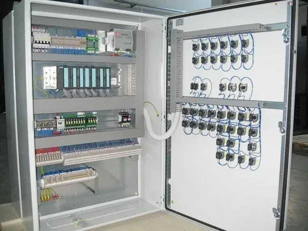 Una gran caja eléctrica con muchos cables saliendo de ella.