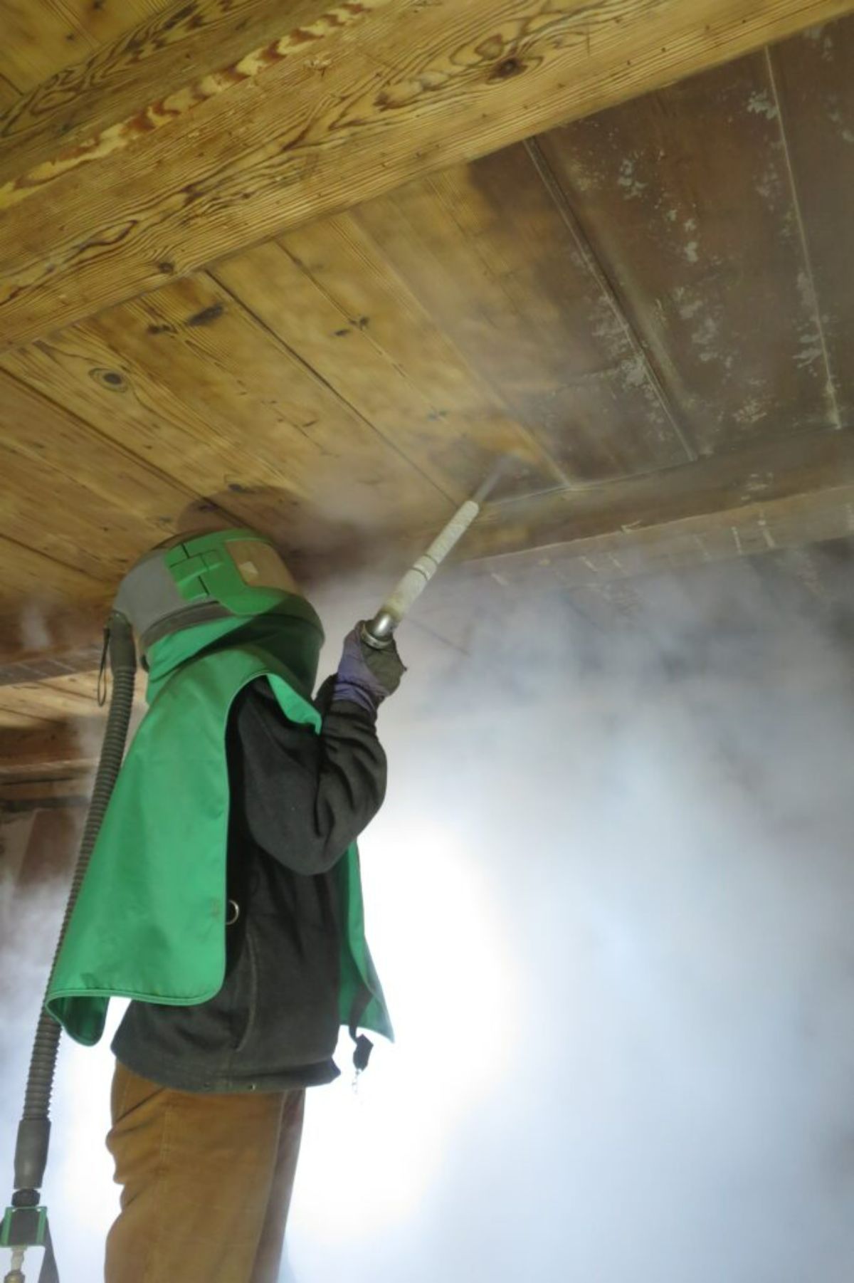 Mitarbeiter der KF Strahltechnik Dresden GmbH bei der Arbeit