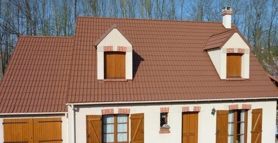 Nettoyage des façades + hydrofuge colorée Rouge Sombre sur toiture