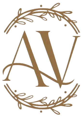 Logotipo con monograma dorado &ldquo;AV&rdquo; en una corona circular de hojas sobre fondo blanco.