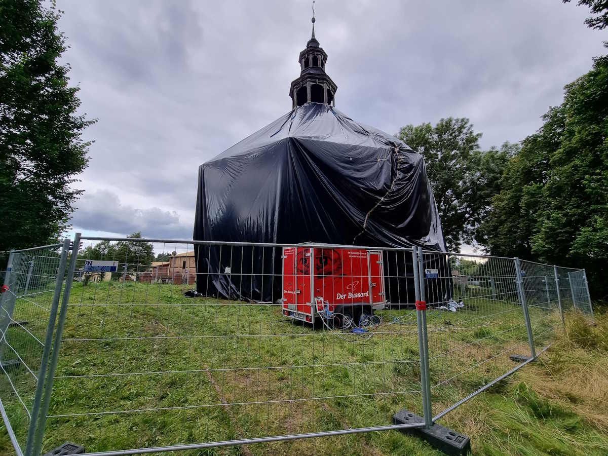 Eine Baute, um die eine schwarze Plane gewickelt ist. Um die Baute herum steht ein Metallzaun. Die Schädlingsbekämpfung in Rostock und Umgebung schützt Ihre Gebäude vor Schädlingen. Eine Baute, um die eine schwarze Plane gewickelt ist. Um die Baute herum steht ein Metallzaun. Die Schädlingsbekämpfung in Rostock und Umgebung schützt Ihre Gebäude vor Schädlingen.