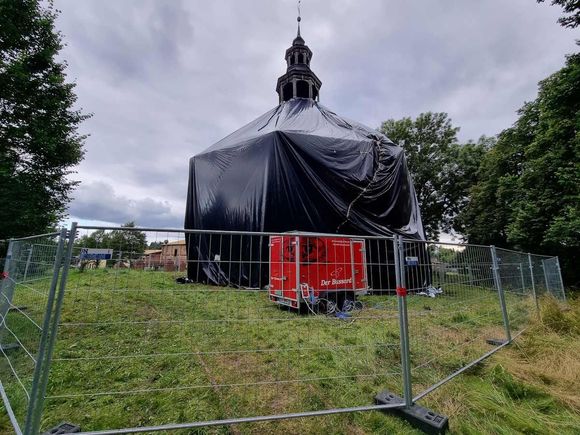 Eine Baute, um die eine schwarze Plane gewickelt ist. Um die Baute herum steht ein Metallzaun. Die Schädlingsbekämpfung in Rostock und Umgebung schützt Ihre Gebäude vor Schädlingen. Eine Baute, um die eine schwarze Plane gewickelt ist. Um die Baute herum steht ein Metallzaun. Die Schädlingsbekämpfung in Rostock und Umgebung schützt Ihre Gebäude vor Schädlingen.