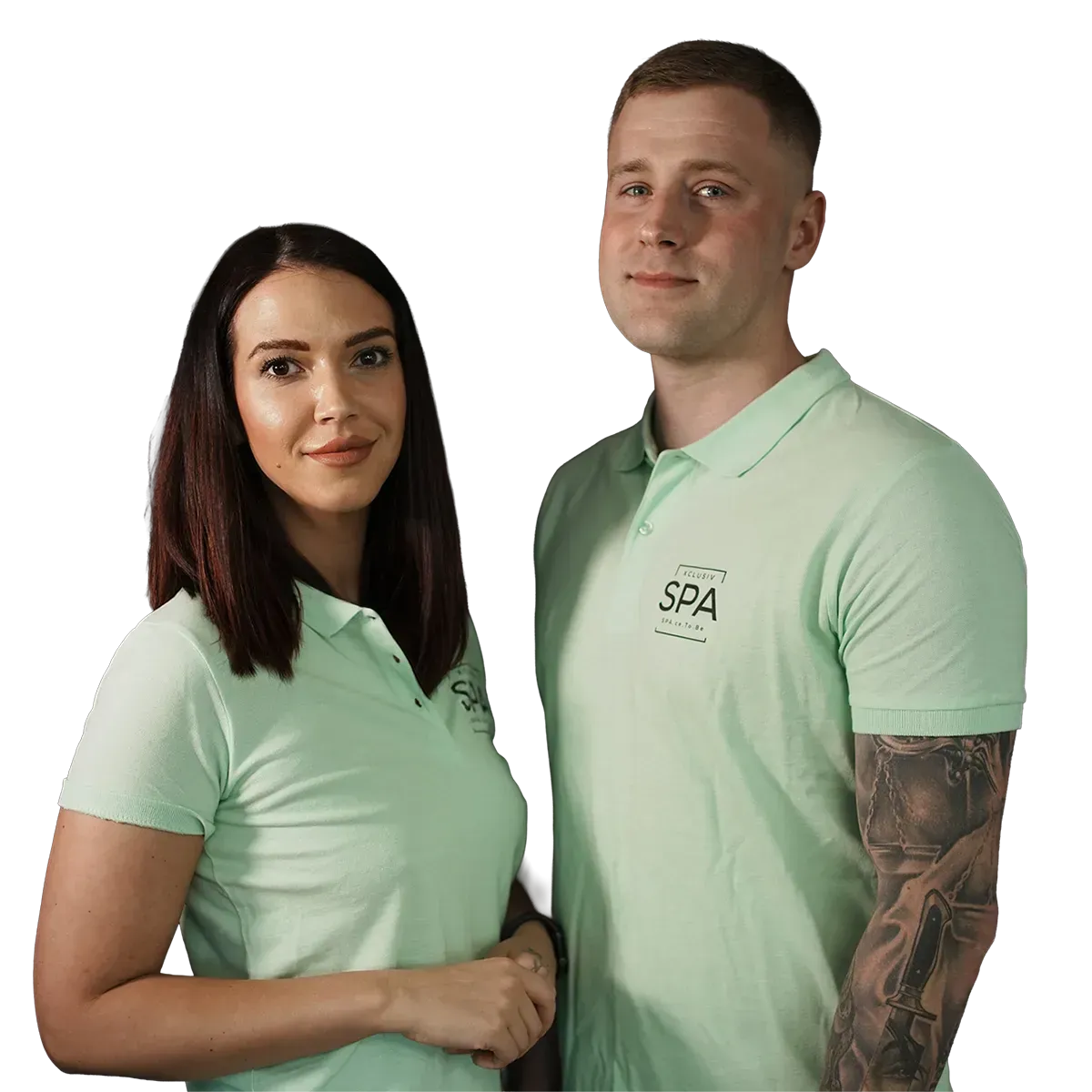 Zwei Personen in identischen hellgrünen Poloshirts mit 