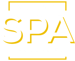 Das Wort „SPA“ in einer modernen, goldfarbenen Serifenschrift, umrahmt von dünnen horizontalen Linien oben und unten.