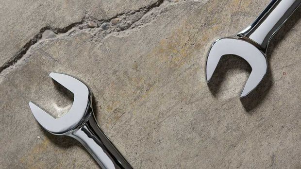 Dos llaves están colocadas sobre una superficie de hormigón.