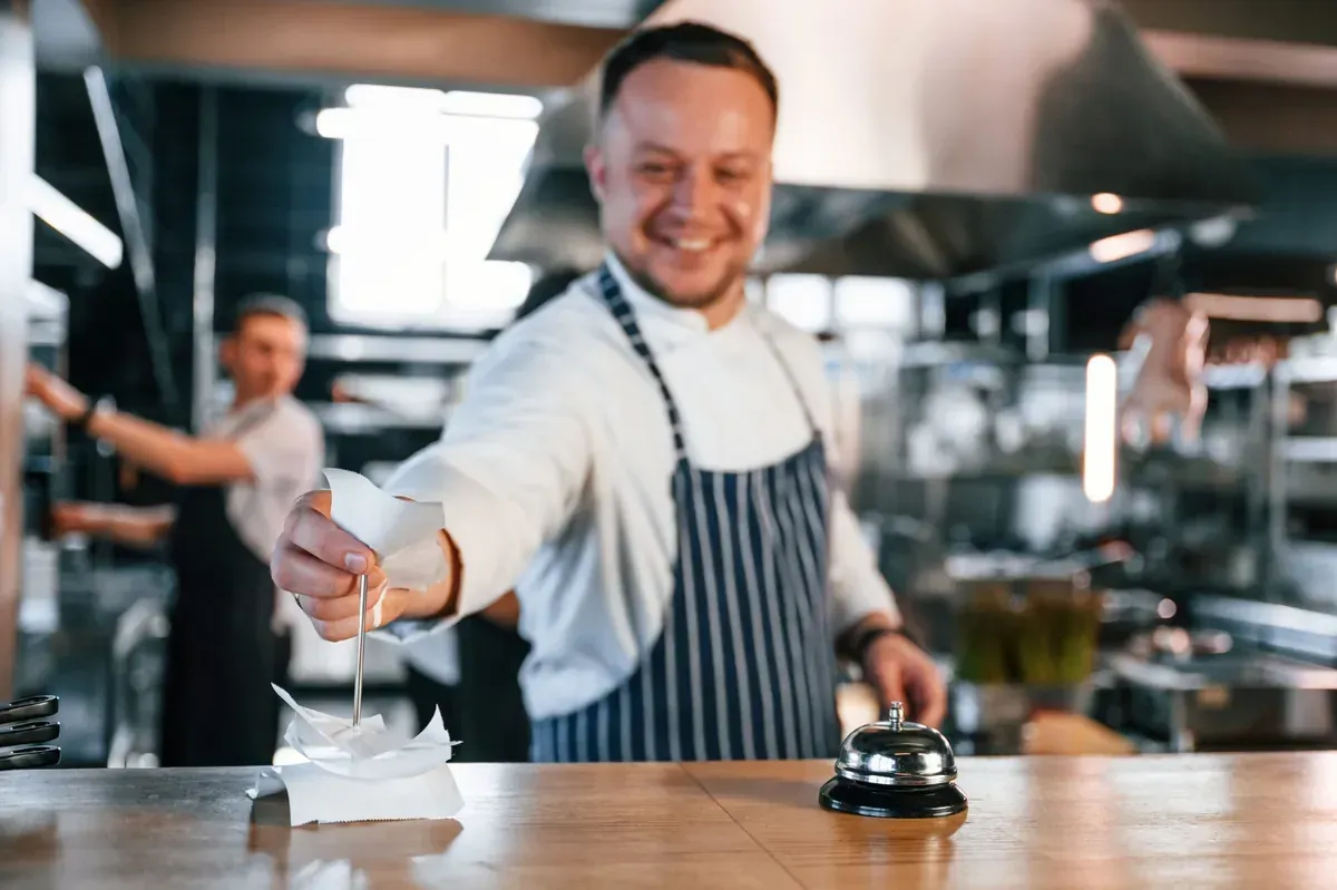 Persona con traje de protección rociando un sistema de pesticida montado en un vehículo sobre arbustos