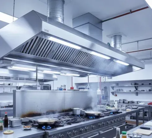 Un técnico con casco azul y chaleco reflectante habla por teléfono mientras trabaja en un ordenador portátil en un parque eólico.