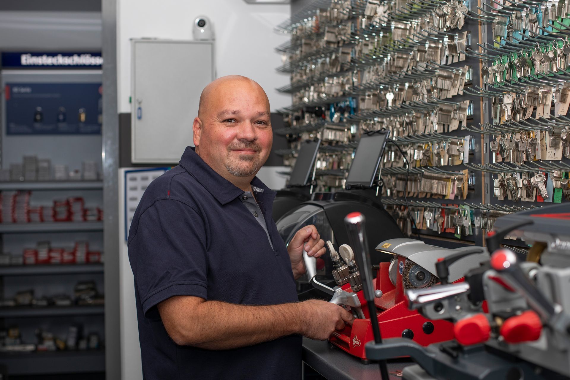 Mitarbeiter im Schlüsselnotdienst für Berlin.