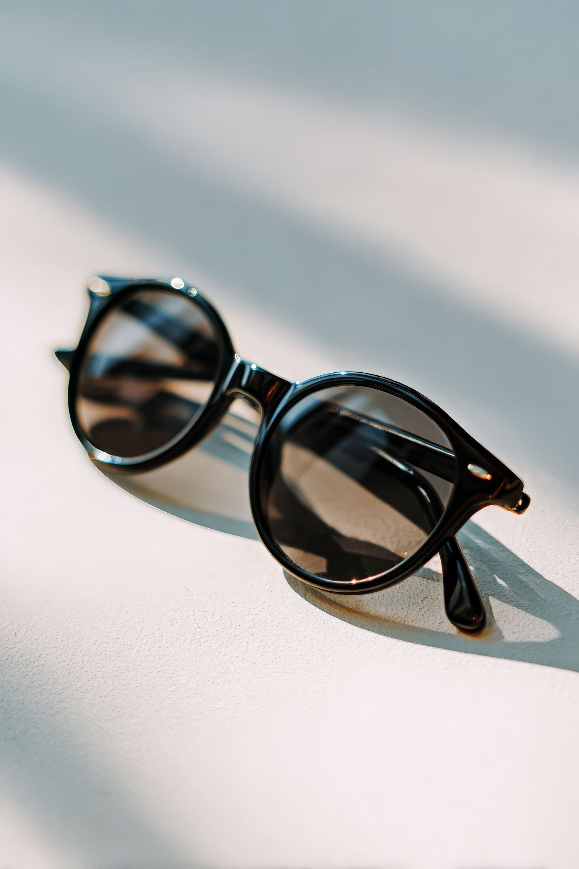 Des lunettes de soleil noires.