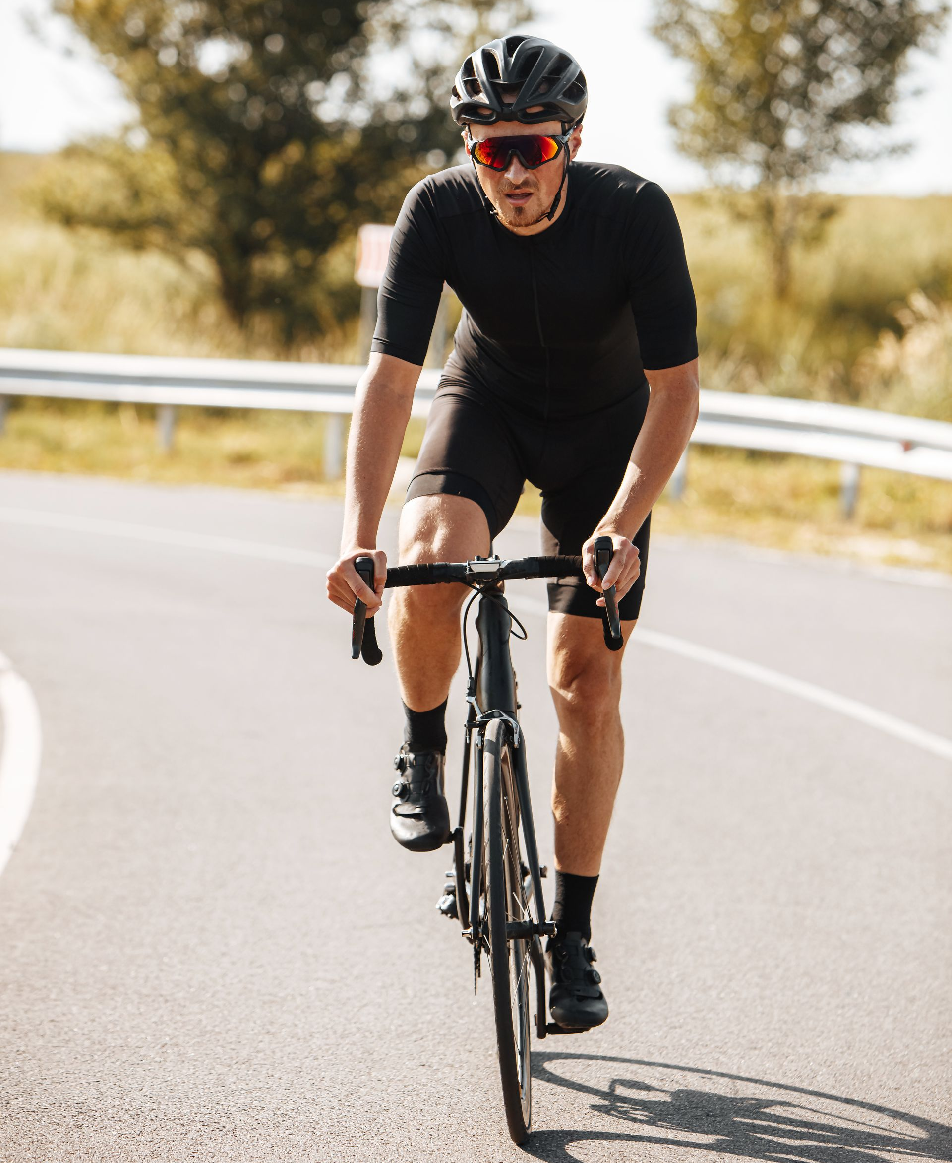 Une personne à vélo.