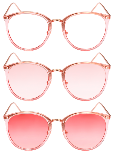 Une paire de lunettes de vue et une paire de lunettes de soleil.