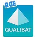 Logo avec une pyramide bleue et blanche sur le texte QUALIBAT, avec RGE dans le coin.