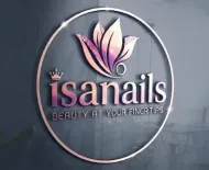 Logotipo del salón de belleza Isanails con emblema floral rosa y eslogan sobre una pared oscura.