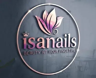 Logotipo del salón de belleza Isanails con emblema floral rosa y eslogan sobre una pared oscura.