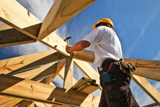 Homme qui fabrique une charpente en bois.