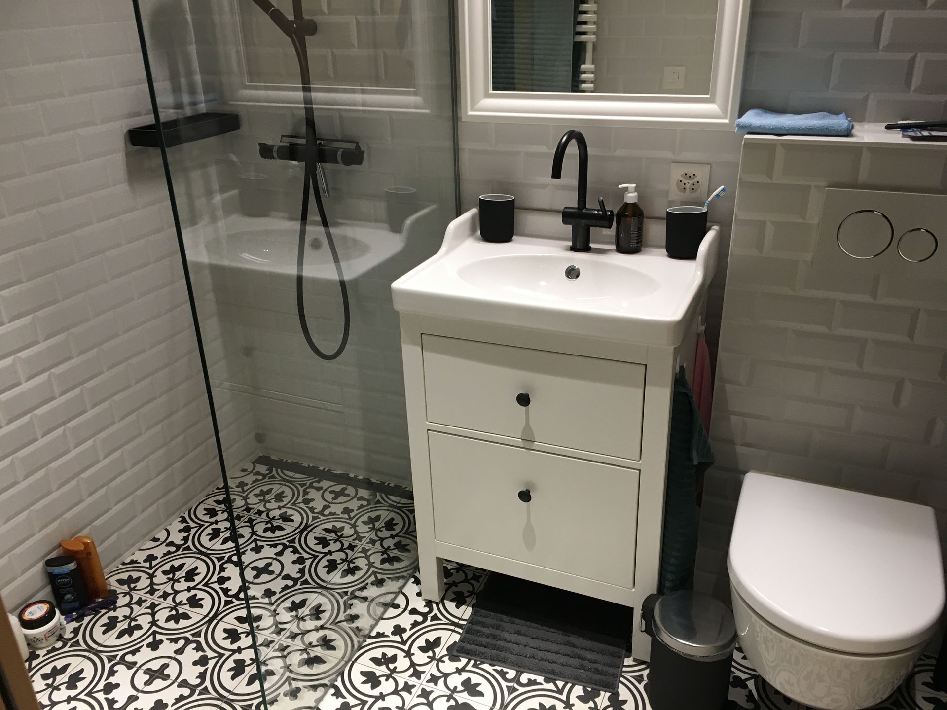 Installation d'une nouvelle salle de bains moderne avec lavabo, WC et douche - Thierry Schopfer Sàrl
