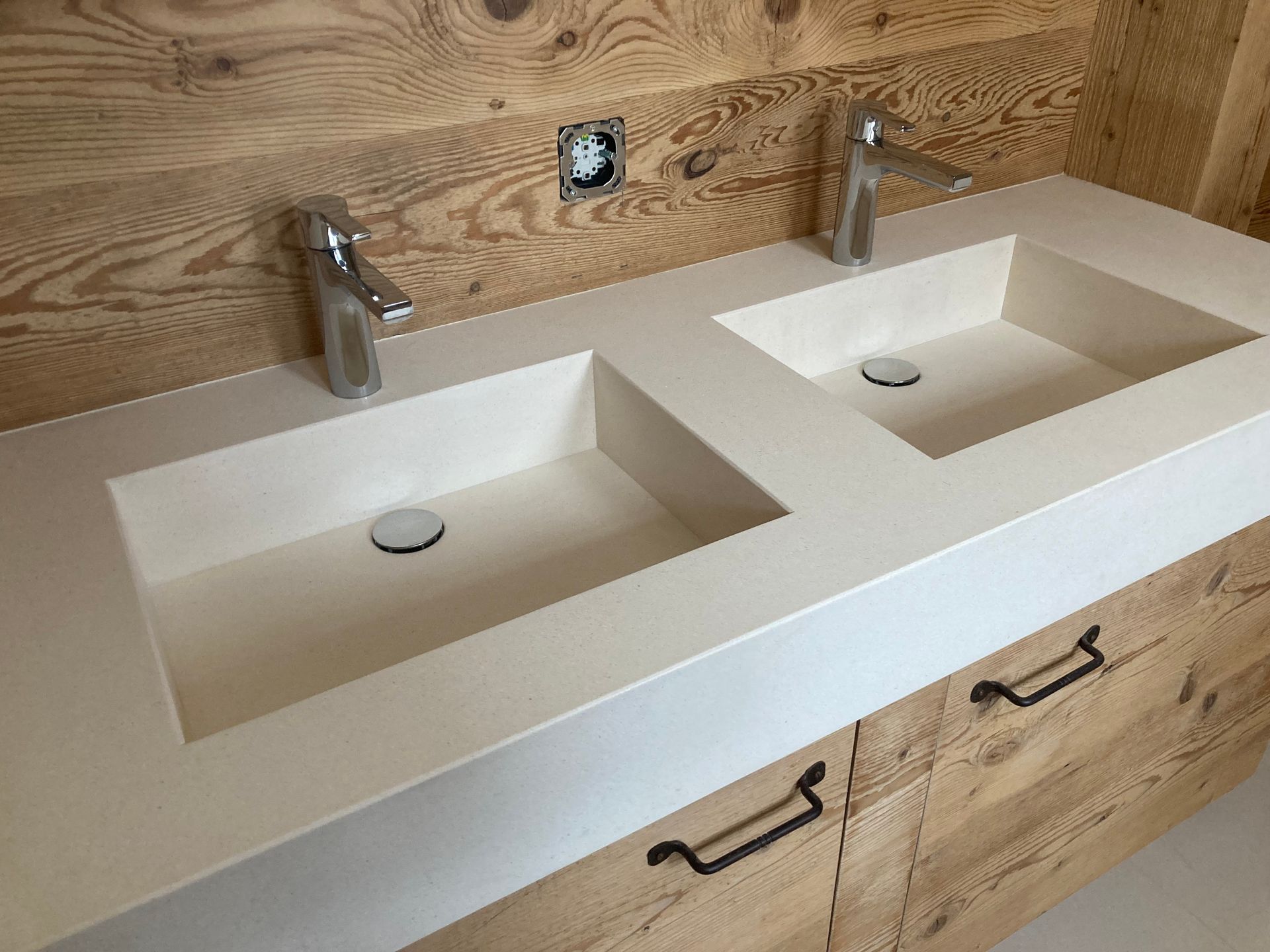 Une salle de bain avec double vasque - Thierry Schopfer Sàrl