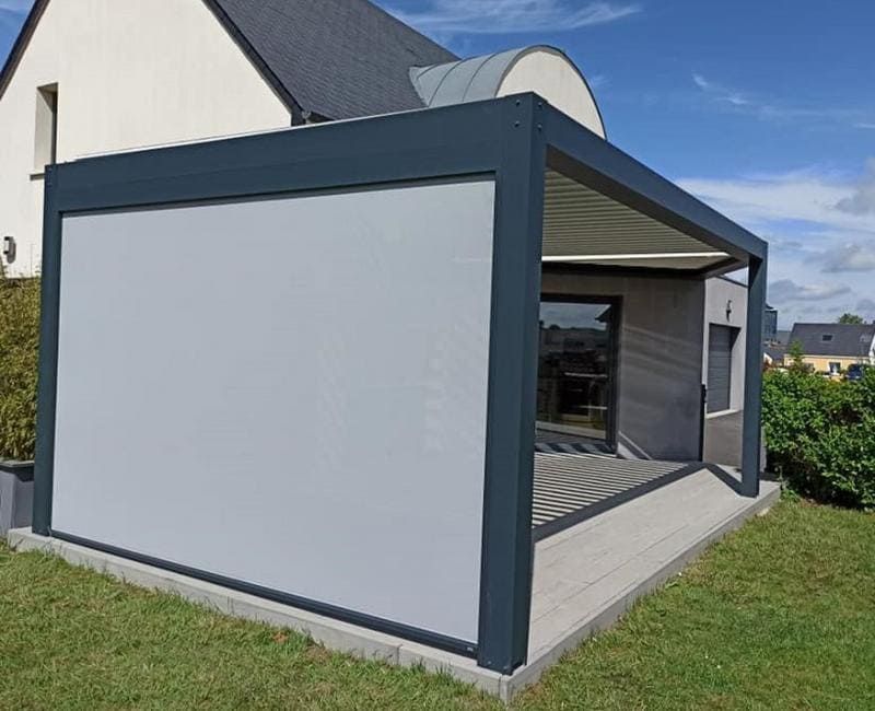 Pergolas avec un store fermé.