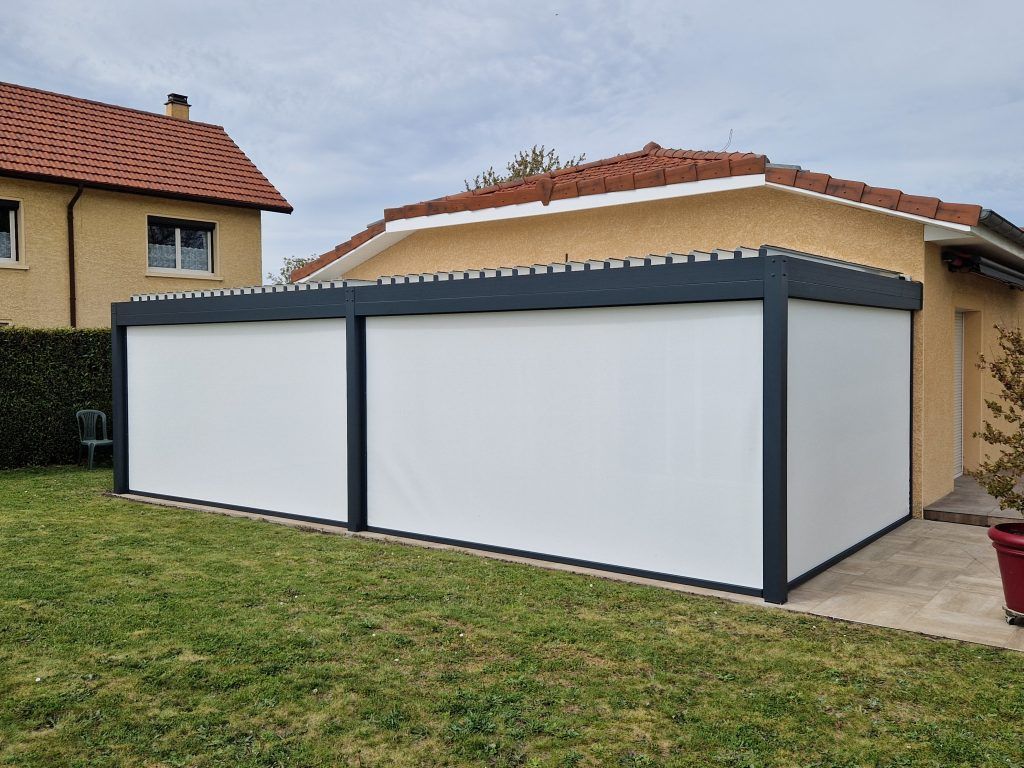 Double pergolas sous une terrasse dont les stores sont baissés.