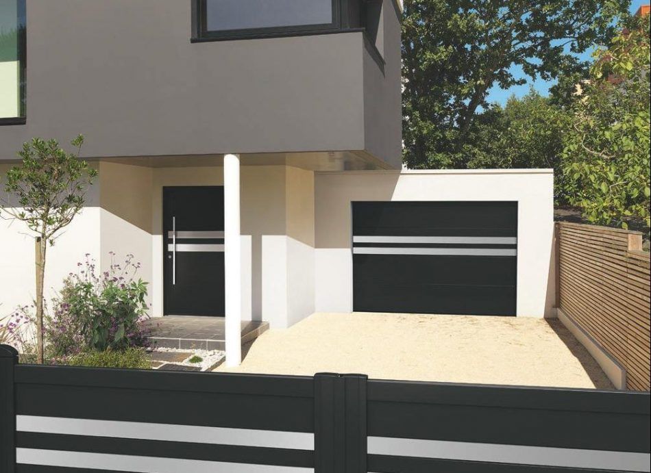 Une porte d'entrée et un garage d'une habitation moderne.