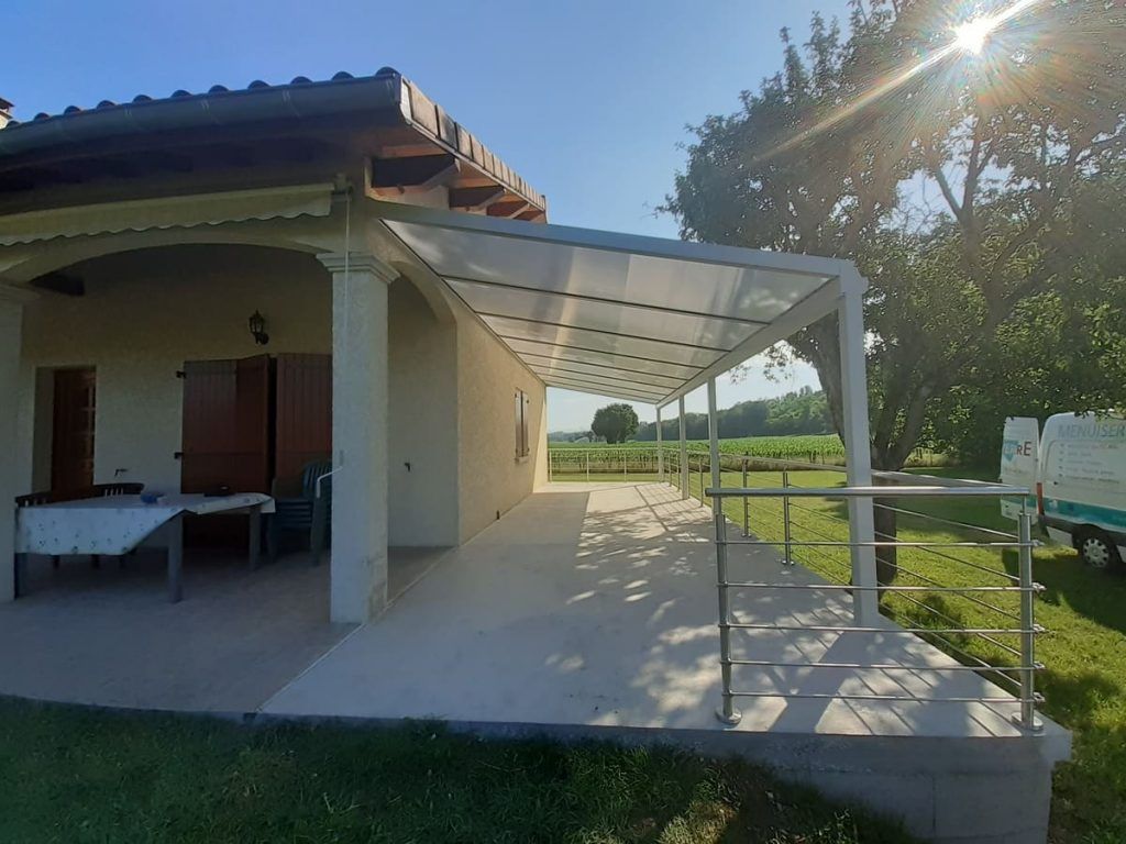 Avancée de toit pour une terrasse.