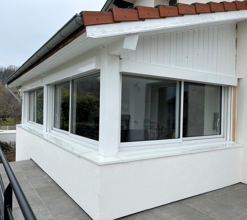 Des fenêtres coulissantes.