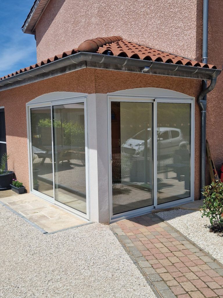 Deux baies vitrées coullissantes fermées.