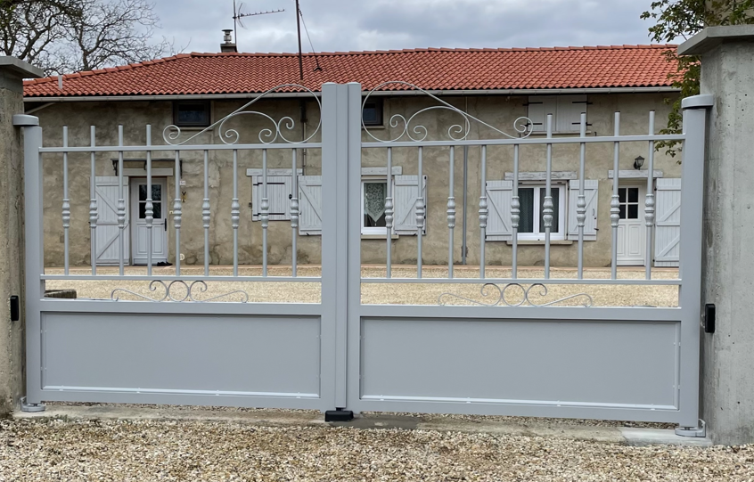 Un portail gris clair.