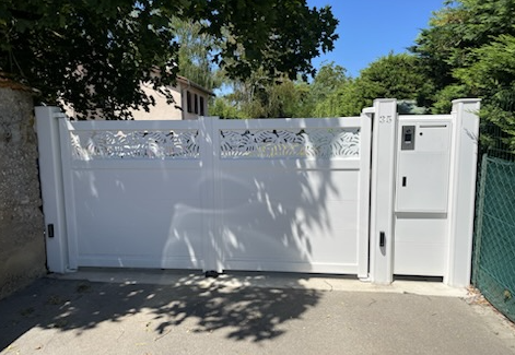 Portail blanc et mini portillon.